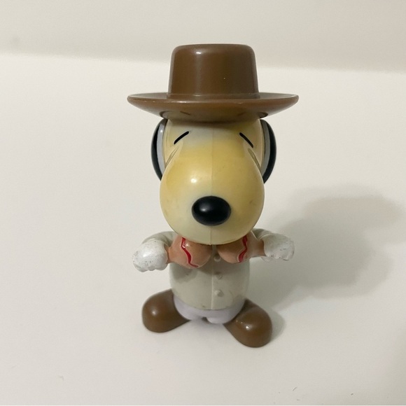 Vintage Snoopy World Tour Venezuela with Maracas Figure - Picture 2 of 10